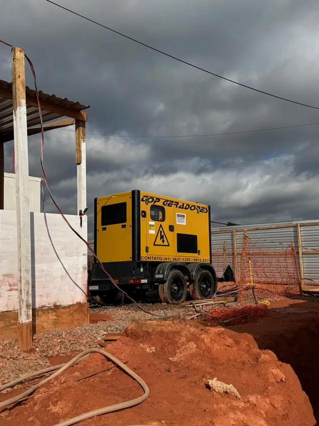 Gerador em canteiro de obras