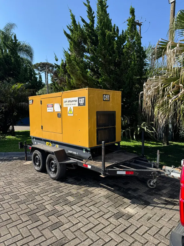 Gerador amarelo transportado pela frota própria